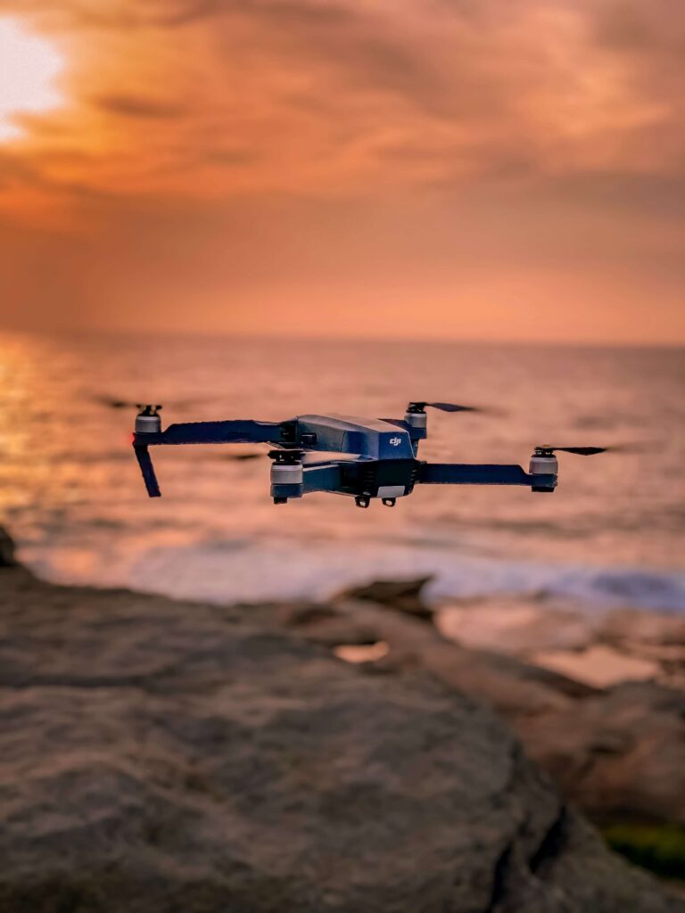 Drone und Sonnenuntergang an Meeresküste